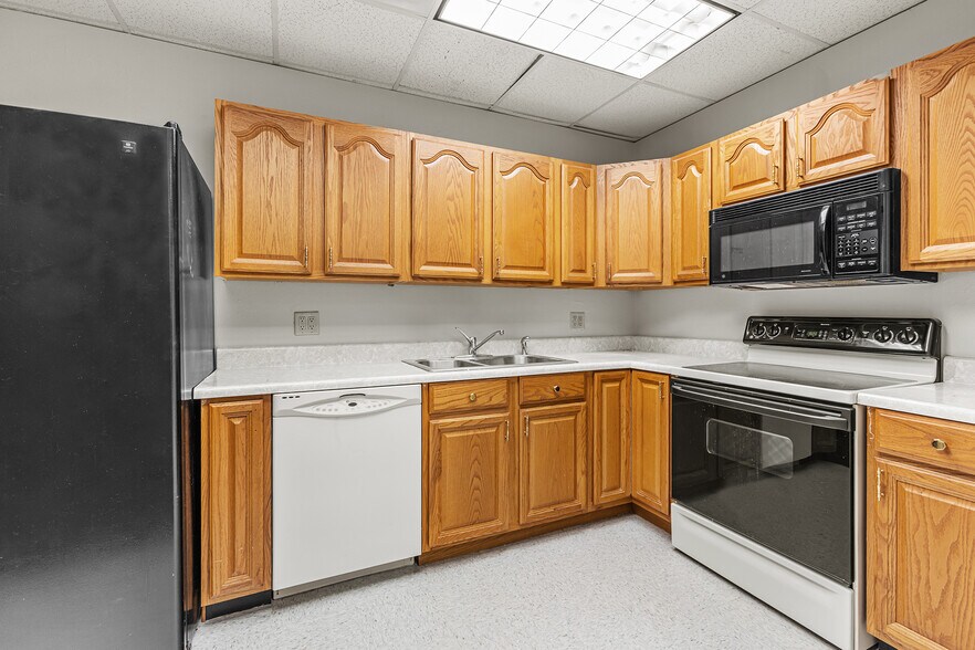 More Photos Of 8330-8350 Meadow Rd, Dallas Office For Sale