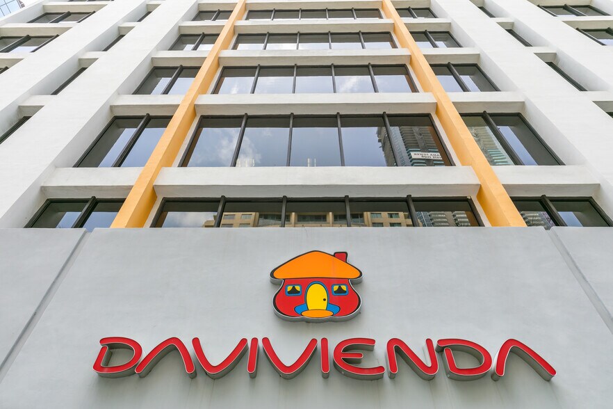 More Photos Of 1110 Brickell Ave, Miami Office For Sale