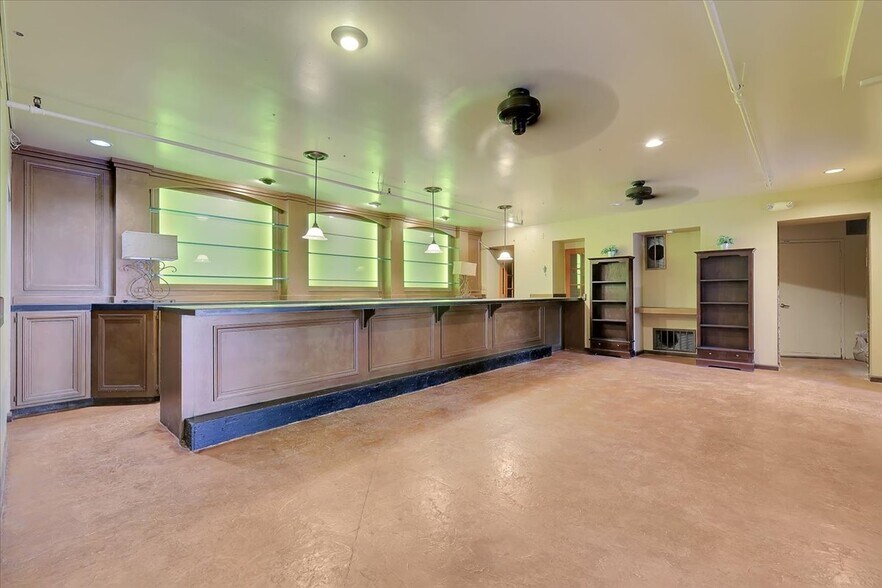 More Photos Of 900-906 2nd St, Sacramento Storefront For Lease