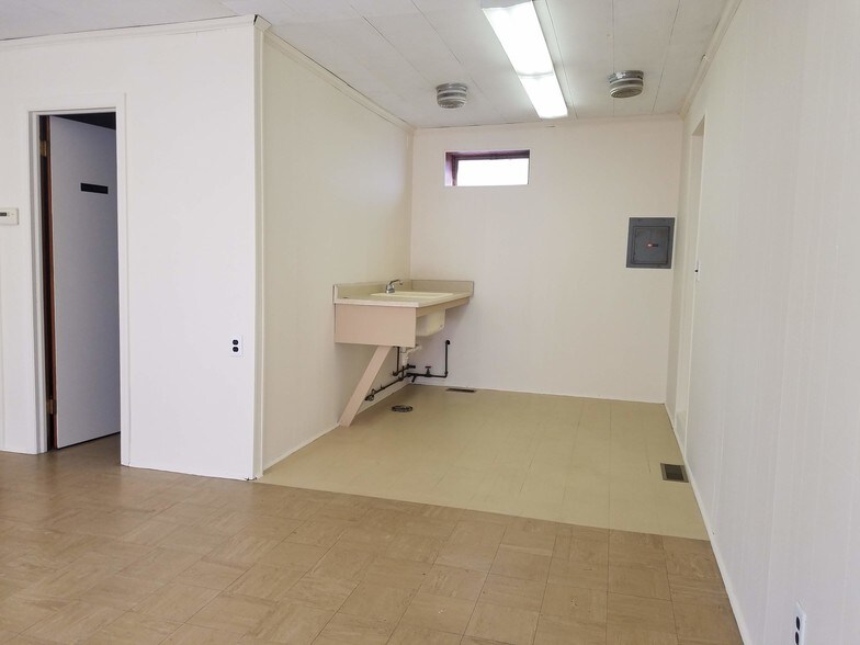 More Photos Of 99 Commerce St, Norwalk Manufacturing For Lease
