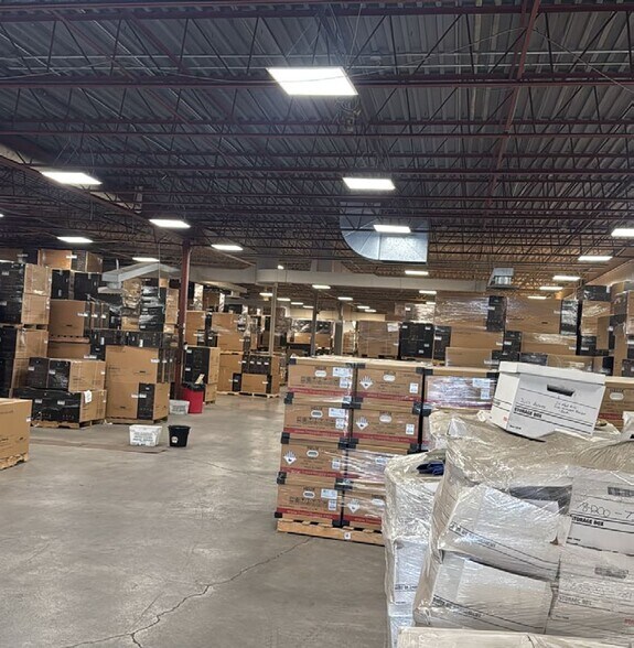 More Photos Of 707 St Lawrence Crt, Prescott Showroom For Lease