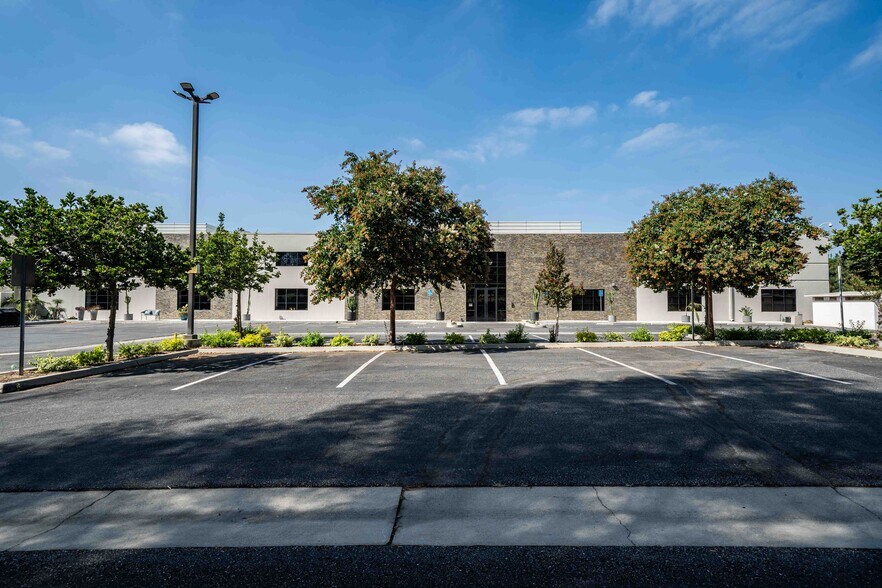 More Photos Of 2001 Saturn St, Monterey Park Light Distribution For Sale