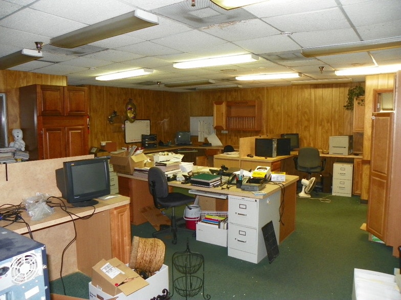 More Photos Of 1107 N Thomas Ave, Leesburg Warehouse For Lease