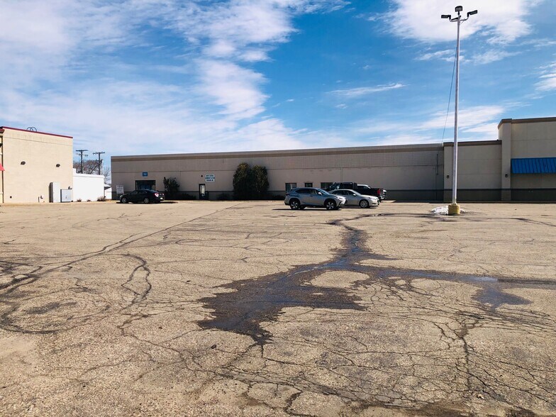 More Photos Of 2111-2113 8th St S, Wisconsin Rapids General Retail For Lease