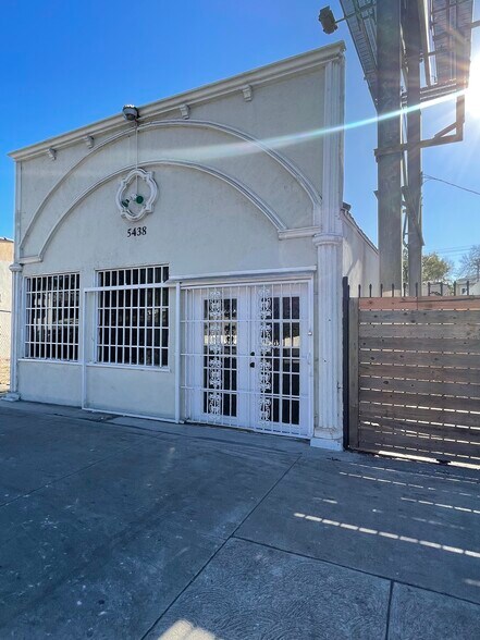 More Photos Of 5438 Huntington Dr S, Los Angeles Showroom For Lease