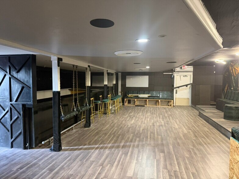 More Photos Of 9521 N 7th St, Phoenix Bar For Lease
