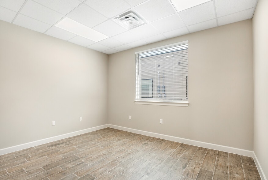 More Photos Of 855 Rockmead Dr, Kingwood Office For Lease