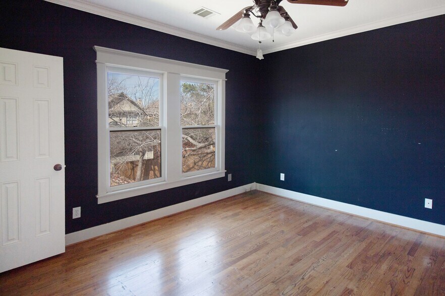 More Photos Of 1333-1335 Yale St, Houston General Retail For Sale