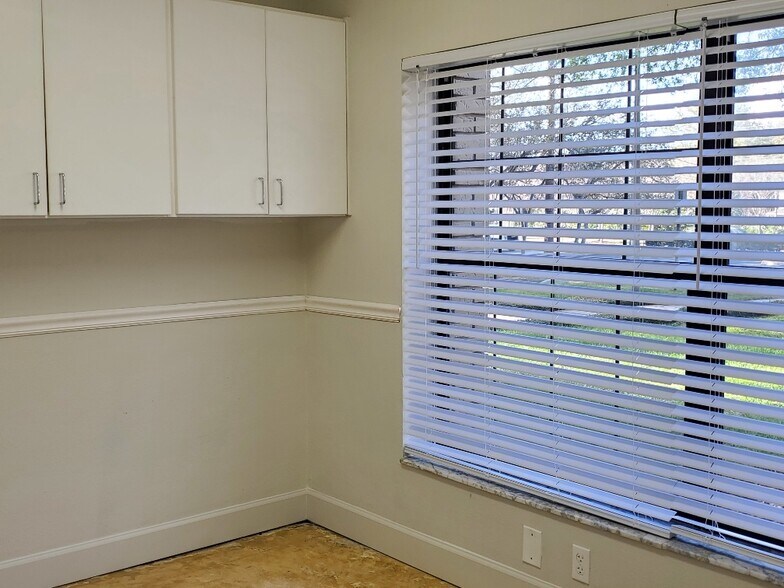 More Photos Of 113 W Chapman Rd, Oviedo Office For Lease