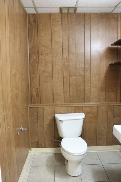 More Photos Of 400 Chestnut St NW, Hartselle Office For Sale