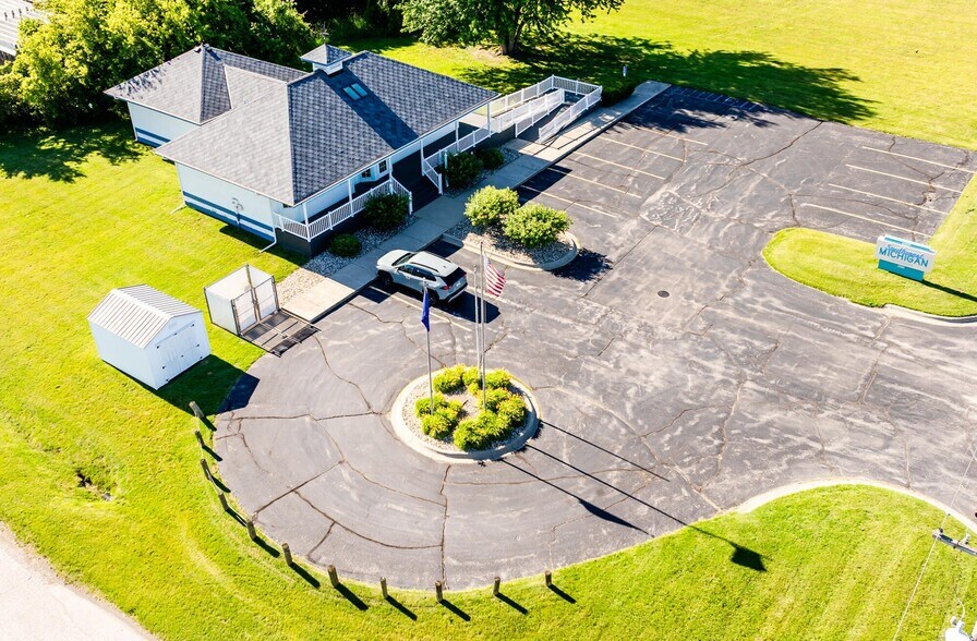 More Photos Of 2300 Pipestone Rd, Benton Harbor Office For Sale