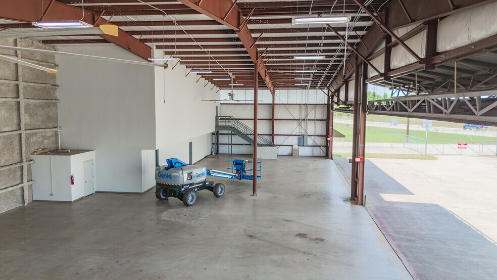 More Photos Of 20115 Stuebner Airline Rd, Spring Airplane Hangar For Lease