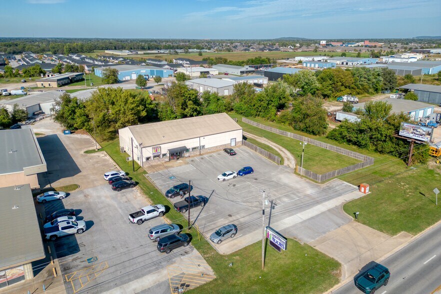 More Photos Of 462 E Henri De Tonti Blvd, Springdale Warehouse For Sale