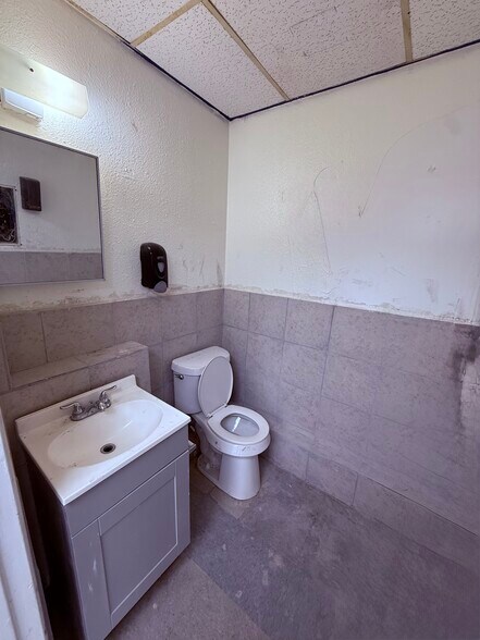 More Photos Of 1246 S General McMullen Dr, San Antonio Storefront Retail Office For Lease