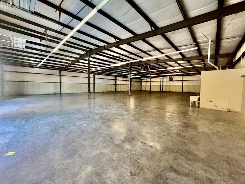 More Photos Of 117-D Liberty Dr, Thomasville Warehouse For Lease