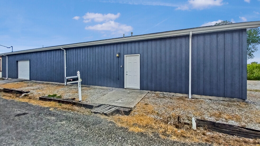 More Photos Of 605 Railroad St, Dupo Warehouse For Lease
