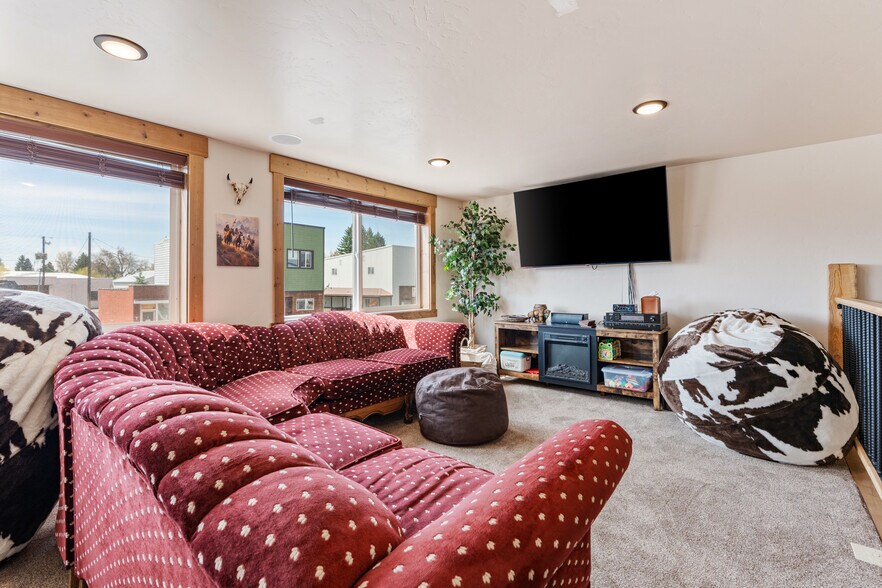 More Photos Of 417 Main St, Ashton Specialty For Sale