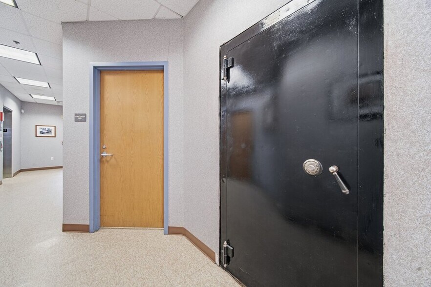 More Photos Of 921 S State St, Lockport Office For Sale