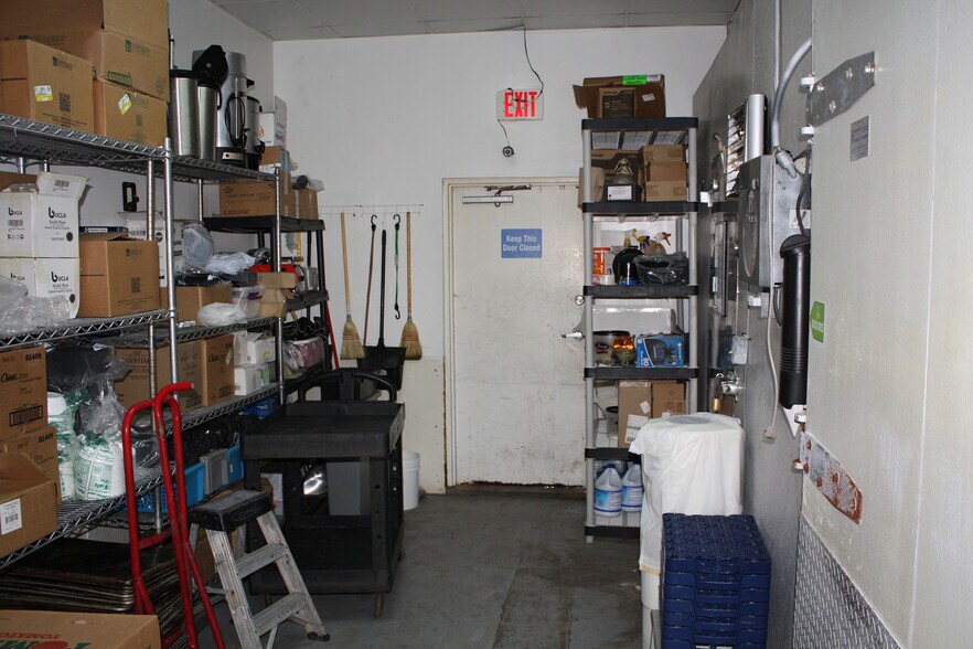 More Photos Of 174 NW 9th ave, Mulberry Distribution For Sale