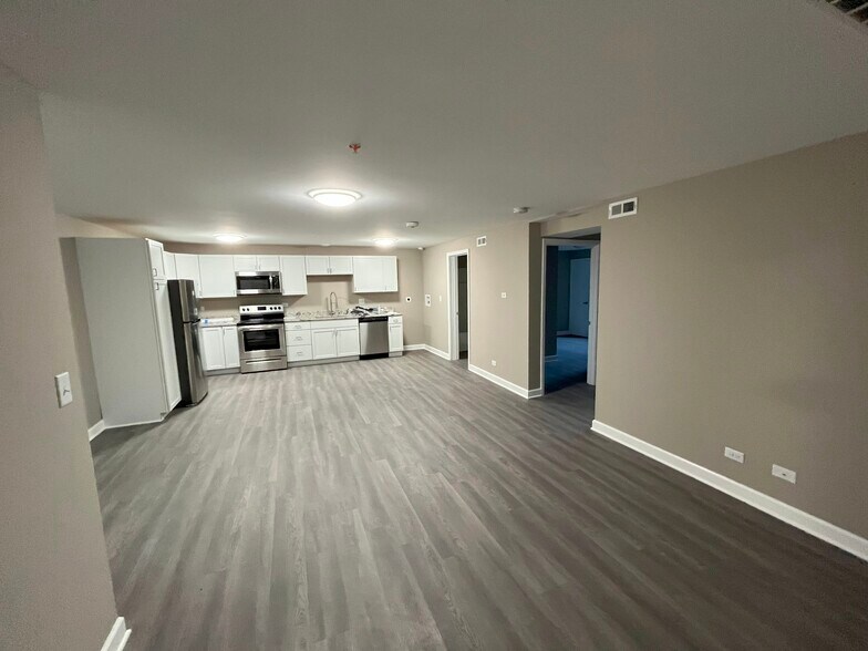 More Photos Of 126 W Maple Ave, Mundelein Apartments For Sale