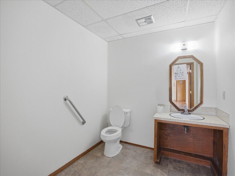 More Photos Of 950-960 Uglow Ave SE, Dallas Medical For Sale