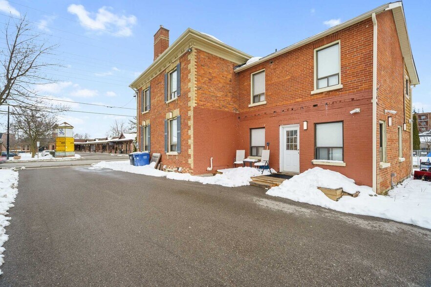 More Photos Of 62 Queen St S, Mississauga Freestanding For Lease