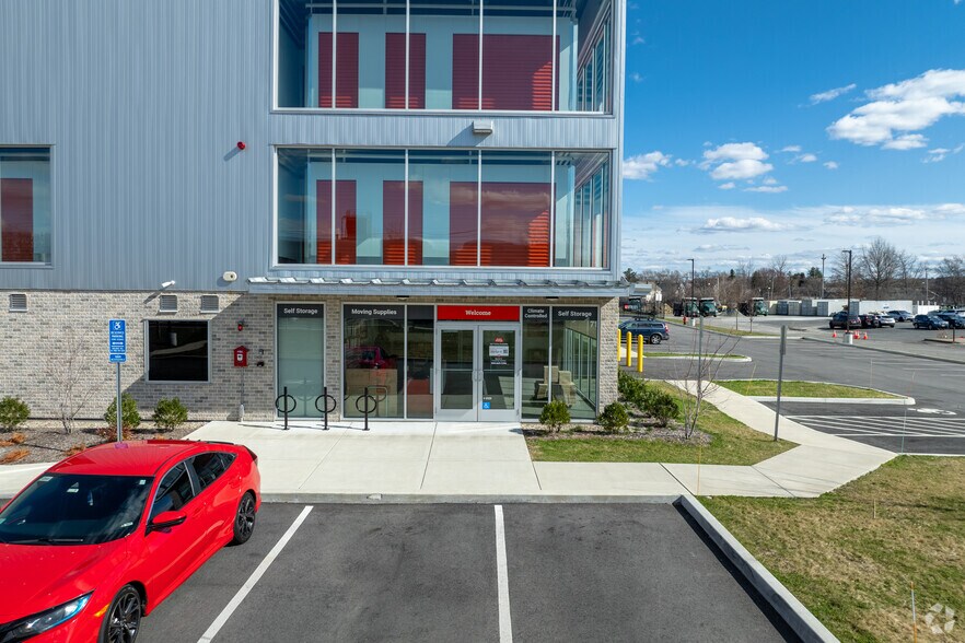 More Photos Of 71 Bishop St, Framingham Self Storage For Lease
