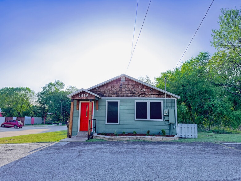 More Photos Of 1419 S Main St, Weatherford Storefront Retail Office For Sale