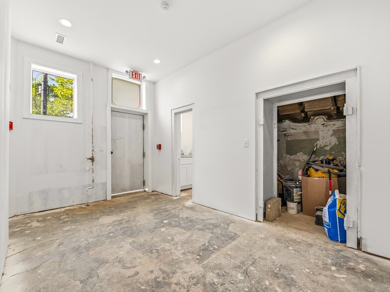 More Photos Of 5 Biltmore Plz, Asheville Storefront For Lease