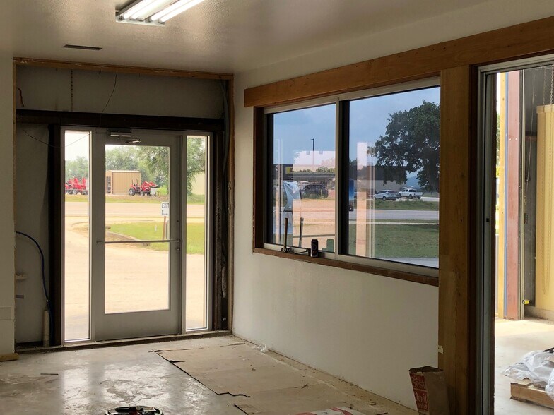 More Photos Of 3999 Hwy 16 South, Bandera Freestanding For Sale