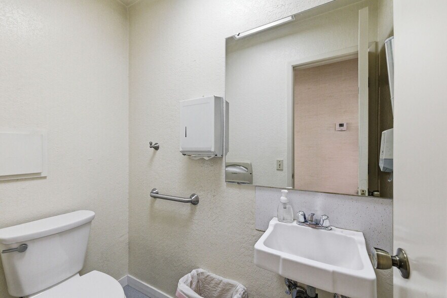 More Photos Of 137 S Shepherd St, Sonora Flex For Sale