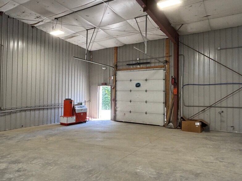 More Photos Of 29 Stillwater Ave, Orono Showroom For Lease