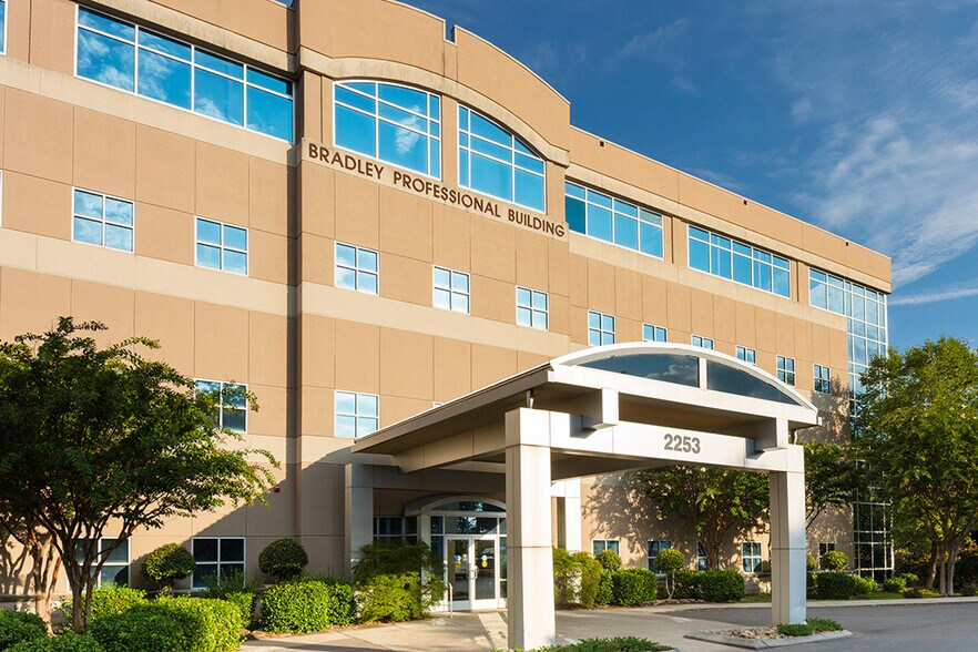 More Photos Of 2253 Chambliss Ave, Cleveland Medical For Lease