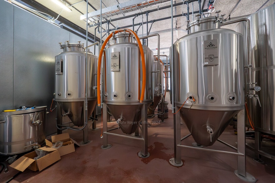 More Photos Of 143 W Center St, Marion Bar For Lease