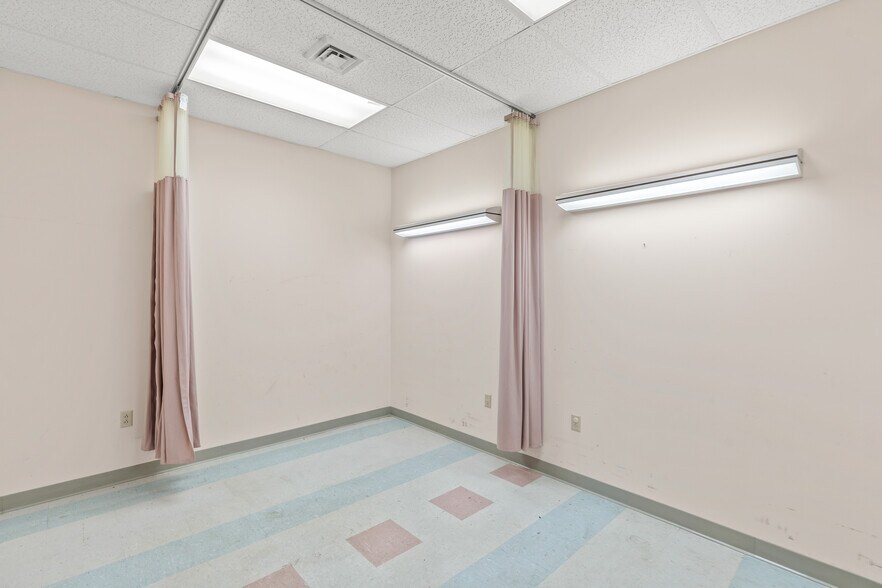 More Photos Of 512 Professional Park Rd, Clinton Medical For Sale