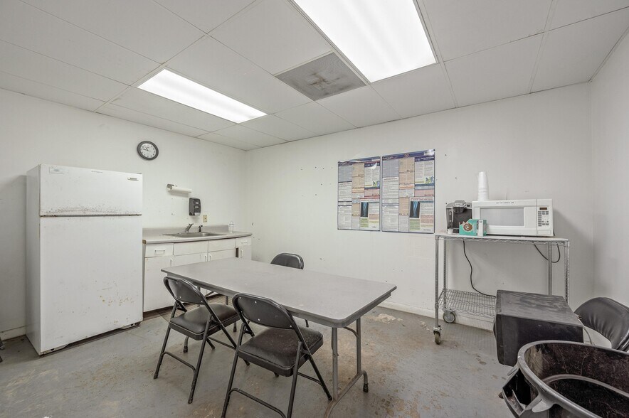 More Photos Of 3041 Gateway Dr, Pompano Beach Warehouse For Sale