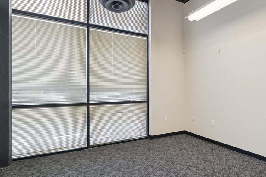 More Photos Of 9096 E Bahia Dr, Scottsdale Showroom For Sale