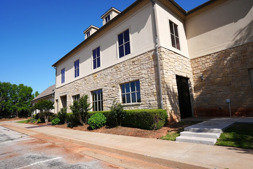 More Photos Of 5619 N Classen Blvd, Oklahoma City Office For Sale