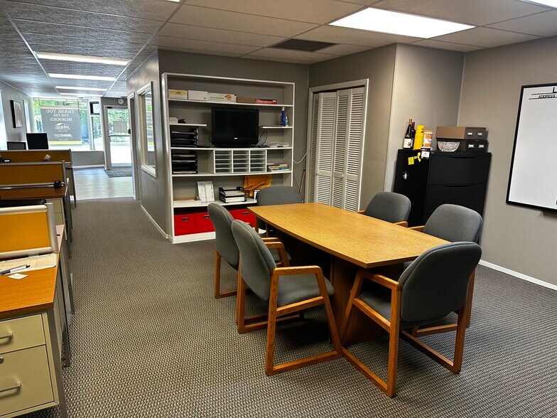 More Photos Of 335 S Broadway St, Coal City Office For Sale