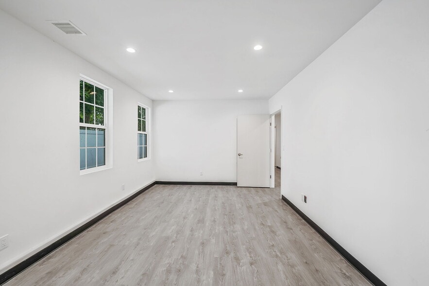 More Photos Of 533 Montauk Hwy, East Moriches Medical For Lease