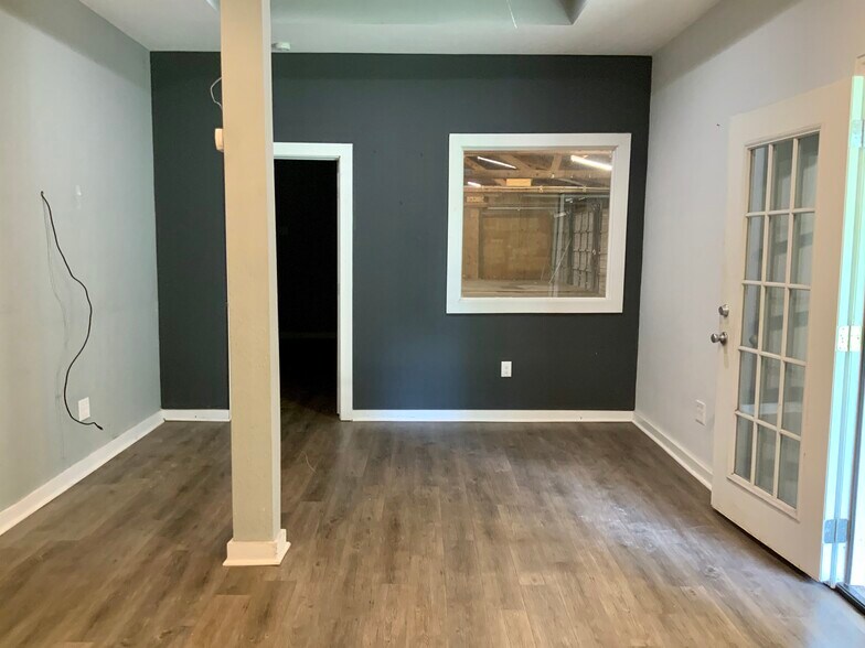 More Photos Of 103 N Live Oak St, Tomball Warehouse For Lease