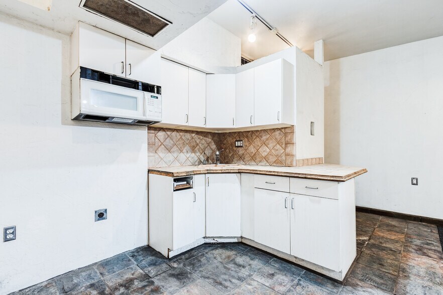 More Photos Of 8642 Venice Blvd, Los Angeles Office Residential For Sale