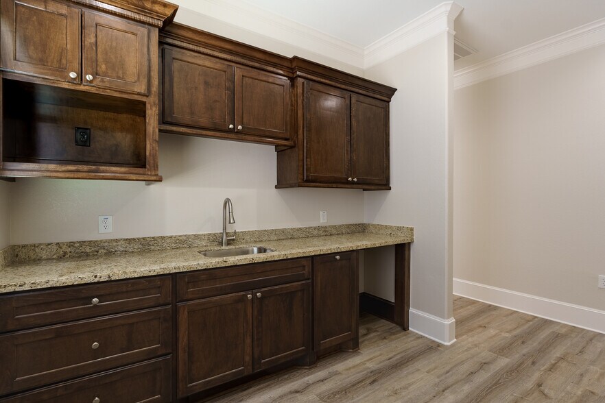 More Photos Of 19539 Champion Forest Dr, Spring Medical For Sale