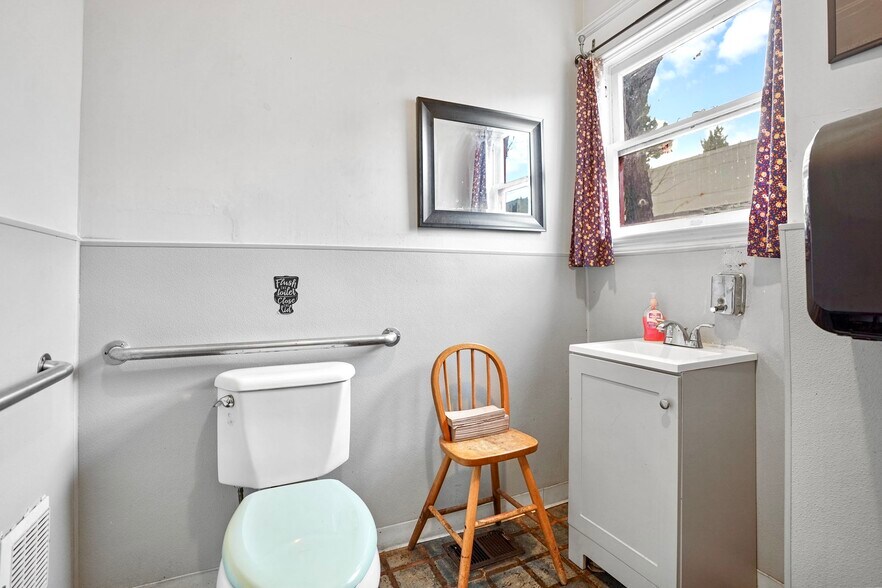 More Photos Of 1126 14th St, Modesto Restaurant For Sale