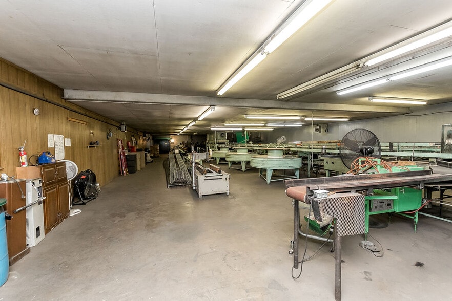 More Photos Of 196 Carlton Dr, Inwood Industrial For Sale