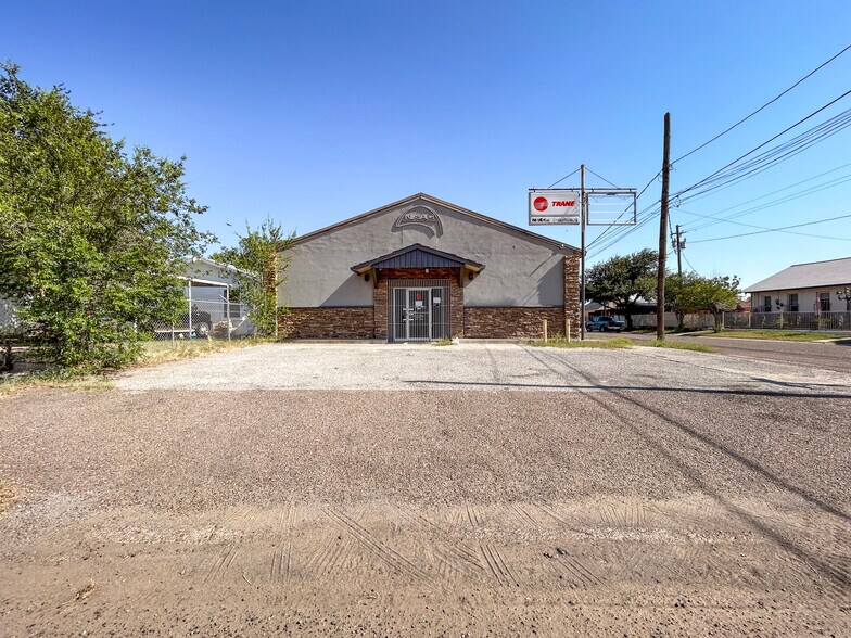 Primary Photo Of 1401 Guatemozin St, Laredo Warehouse For Sale