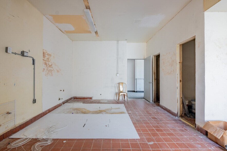 More Photos Of 16955 Sherman Way, Van Nuys Freestanding For Lease