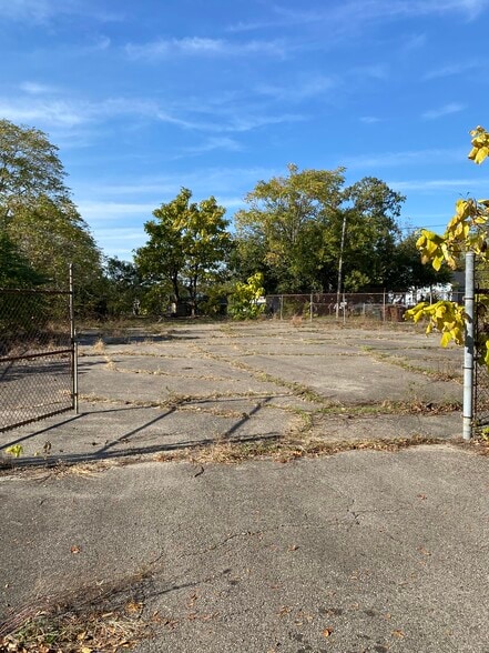 More Photos Of 1321 Forest Ave, Middletown Warehouse For Sale