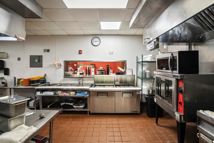 More Photos Of 762 Veterans Pky, Hinesville Restaurant For Sale