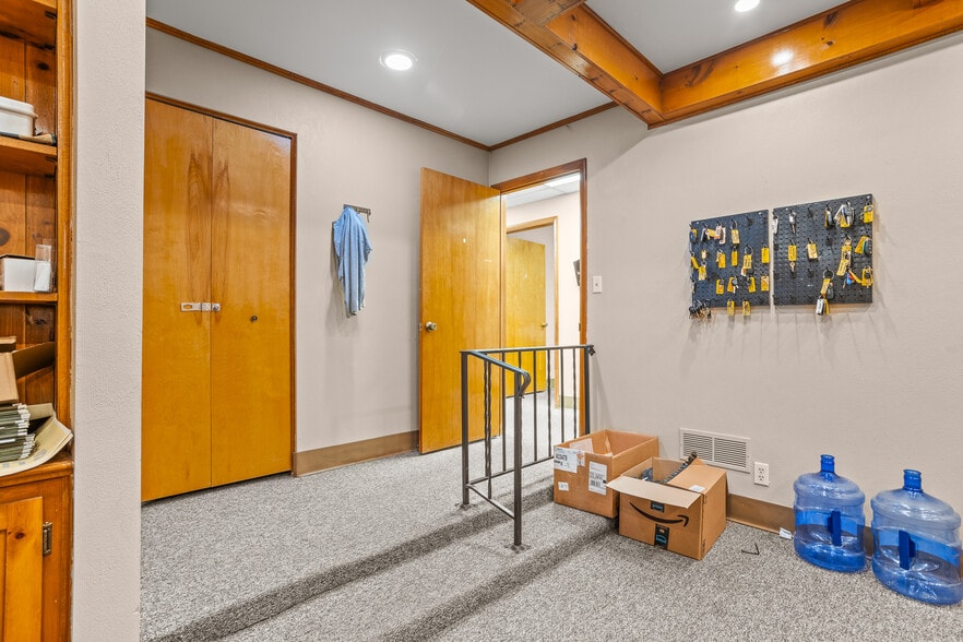 More Photos Of 105 Sycamore St, Medway Medical For Sale